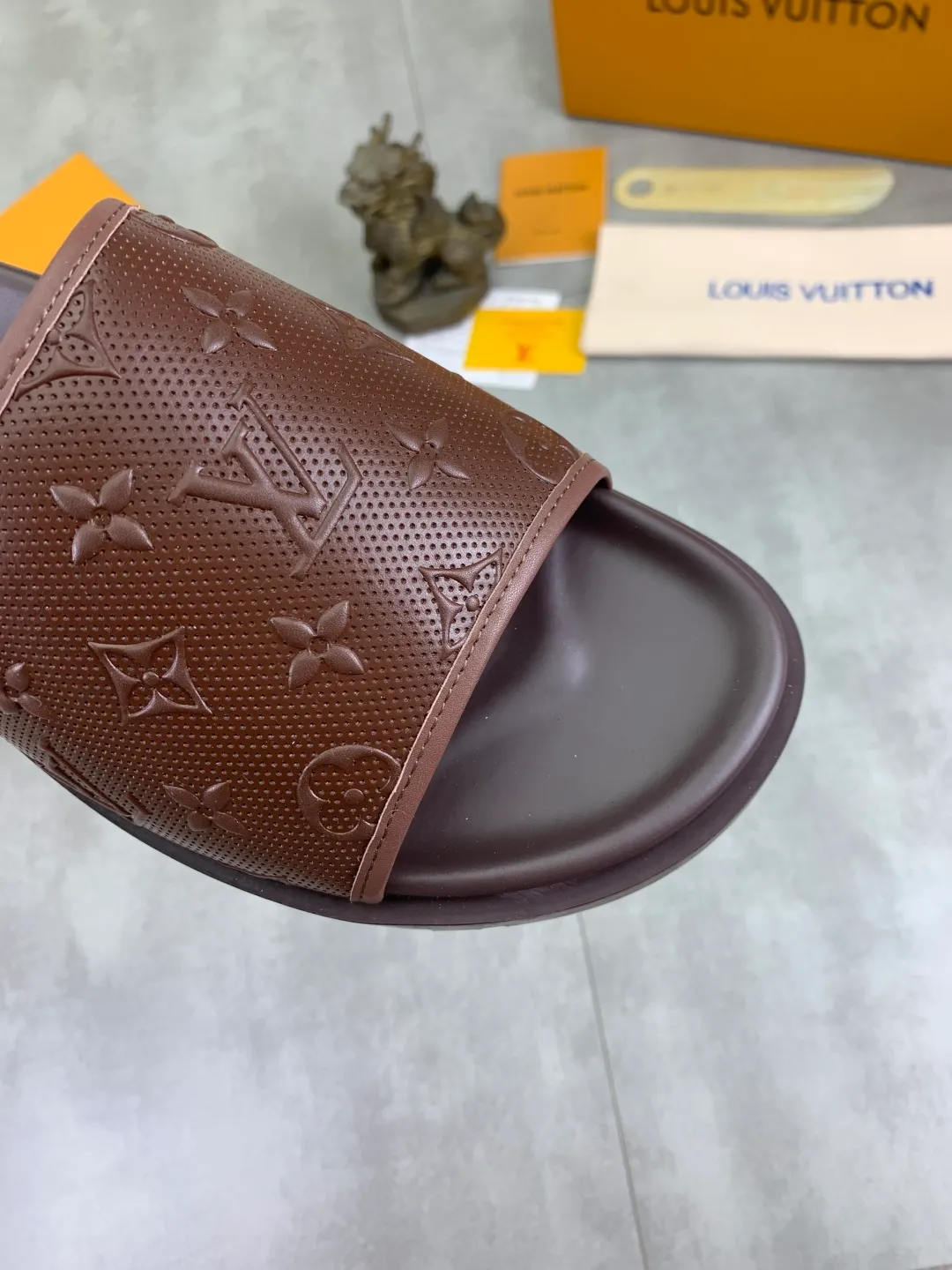 Men's shoes 💰P300💰【New style】🆘 Original quality 【LOUIS VUITTON】The popular Louis Vuitton LV men's slippers on the official website are on sale simultaneously! Original fabric imported from Italy, original factory special supply, code number: 38-44 (45 customized), many colors available